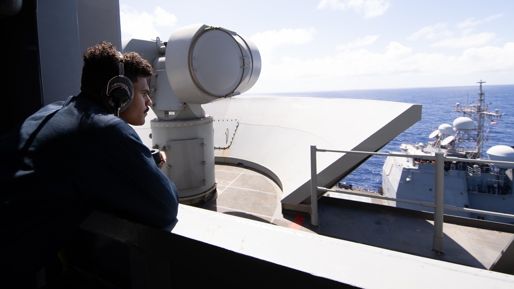 USS George Washington conducts fueling-at-sea with USS Shiloh