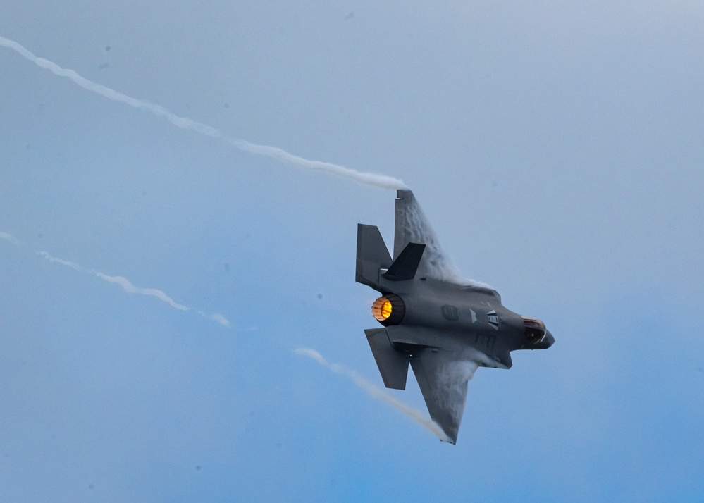 F-35 Demo Team performs at Jacksonville