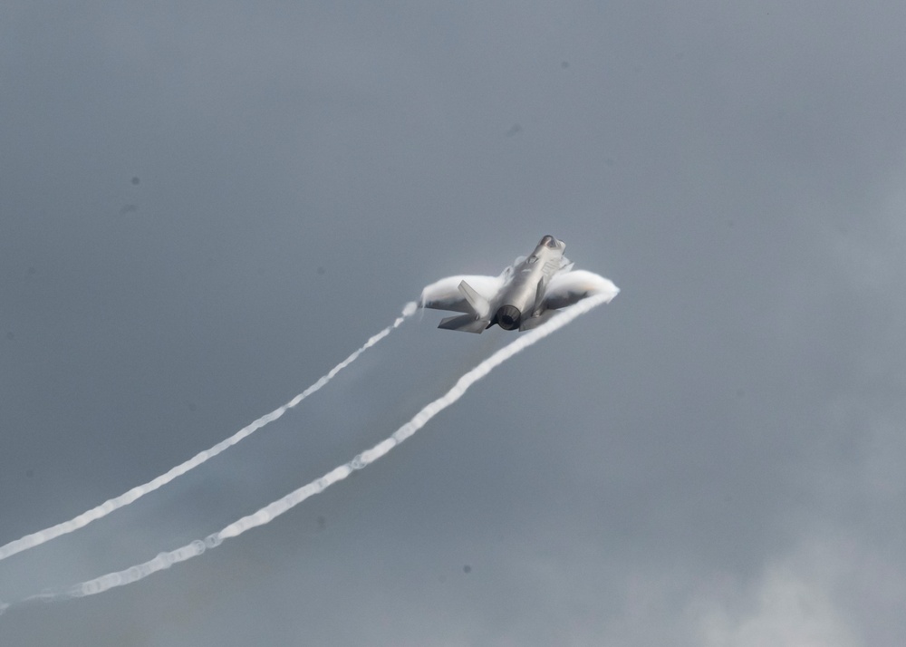 F-35 Demo Team performs at Jacksonville