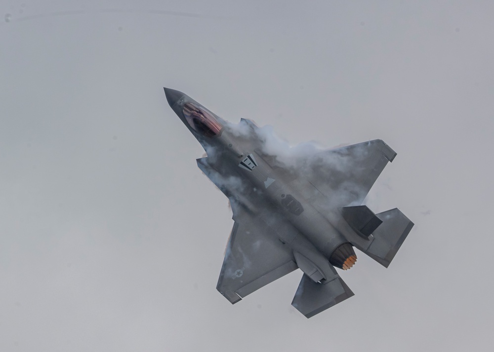 F-35 Demo Team performs at Jacksonville