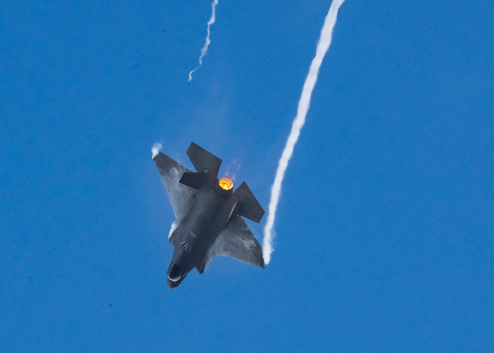 F-35 Demo Team performs at Jacksonville