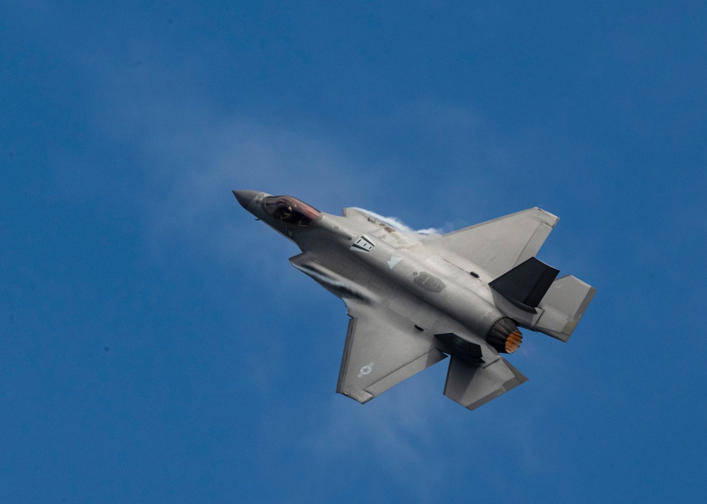 F-35 Demo Team performs at Jacksonville