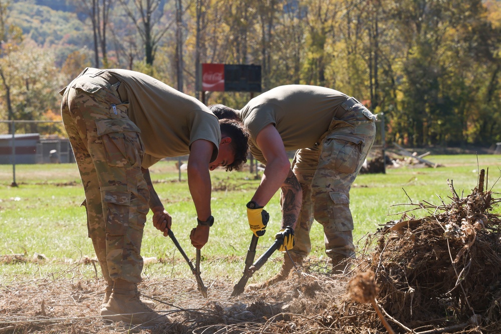 1-502nd Infantry Battalion assist Charles D. Owen Middle School