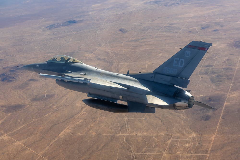 Edwards AFB Test Pilots Train for Photo Chase Missions