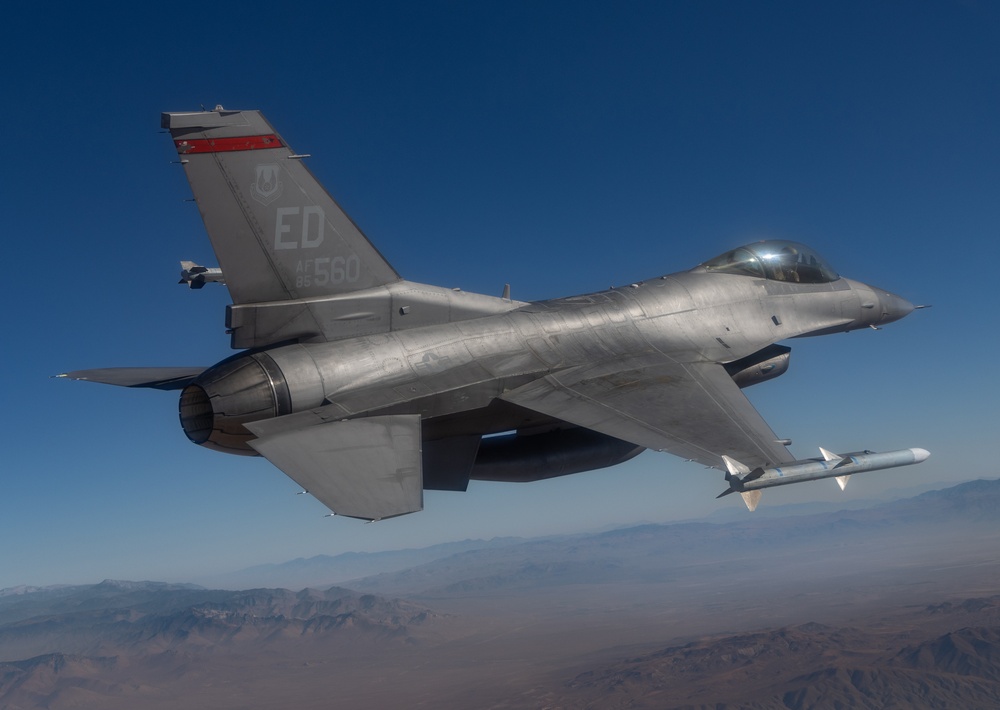 Edwards AFB Test Pilots Train for Photo Chase Missions