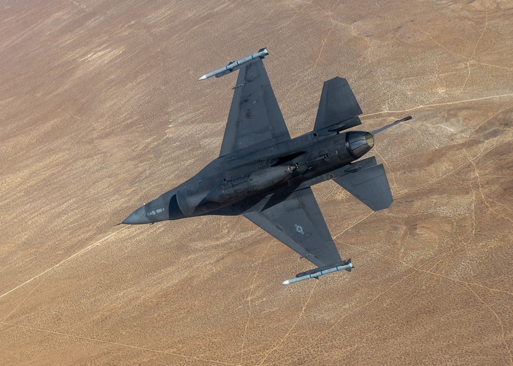 Edwards AFB Test Pilots Train for Photo Chase Missions