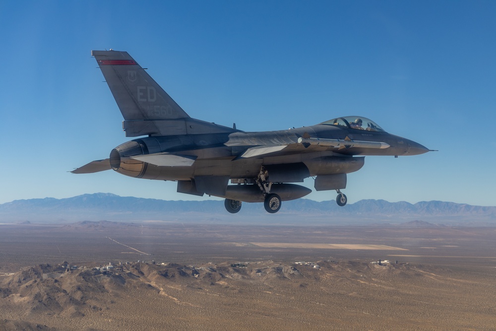 Edwards AFB Test Pilots Train for Photo Chase Missions