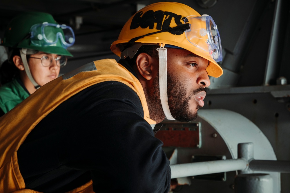USS George Washington Conducts a Fueling-at-Sea with USS Shiloh