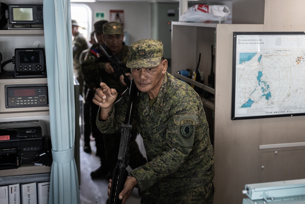 Philippines, U.S. conduct visit, search, board and seizure training