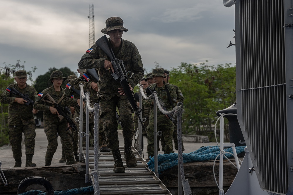 Philippines, U.S. conduct visit, search, board and seizure training