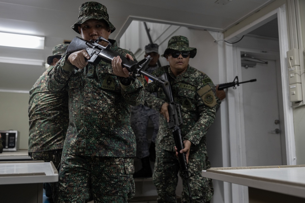 Philippines, U.S. conduct visit, search, board and seizure training