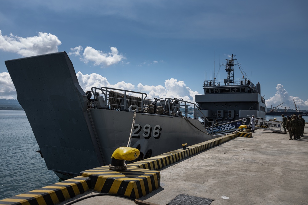 Philippines, U.S. conduct visit, search, board and seizure training