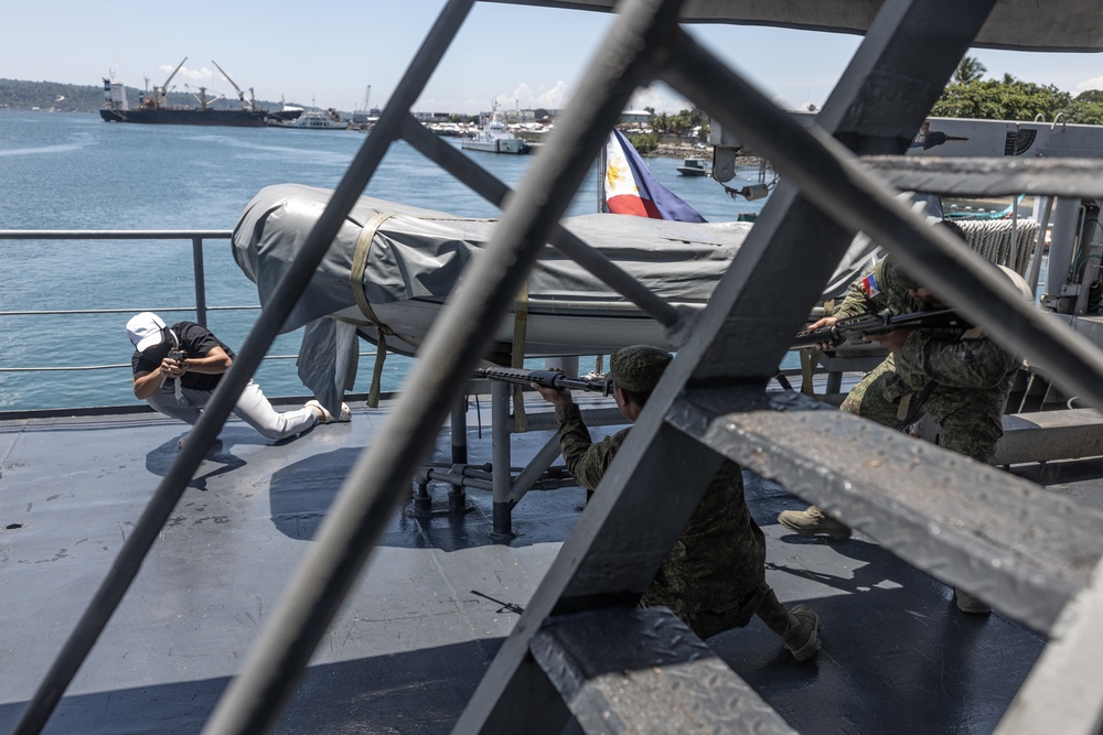 Philippines, U.S. conduct visit, search, board and seizure training