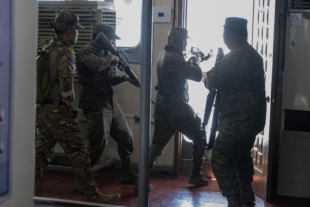 Philippines, U.S. conduct visit, search, board and seizure training