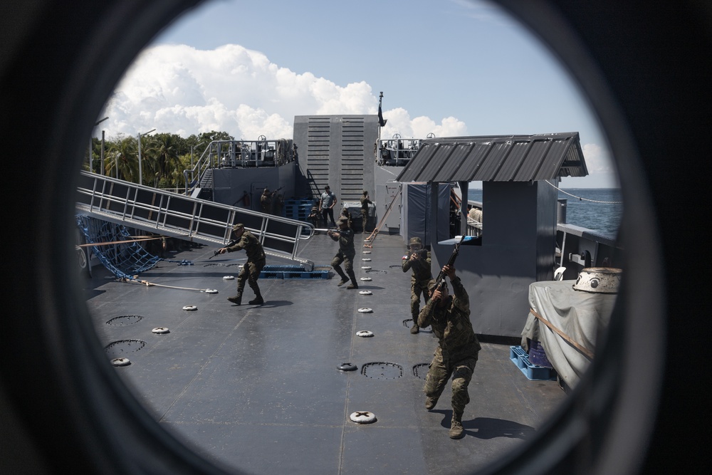 Philippines, U.S. conduct visit, search, board and seizure training