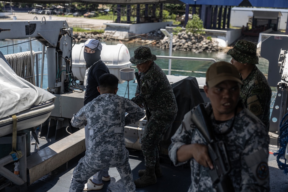 Philippines, U.S. conduct visit, search, board and seizure training