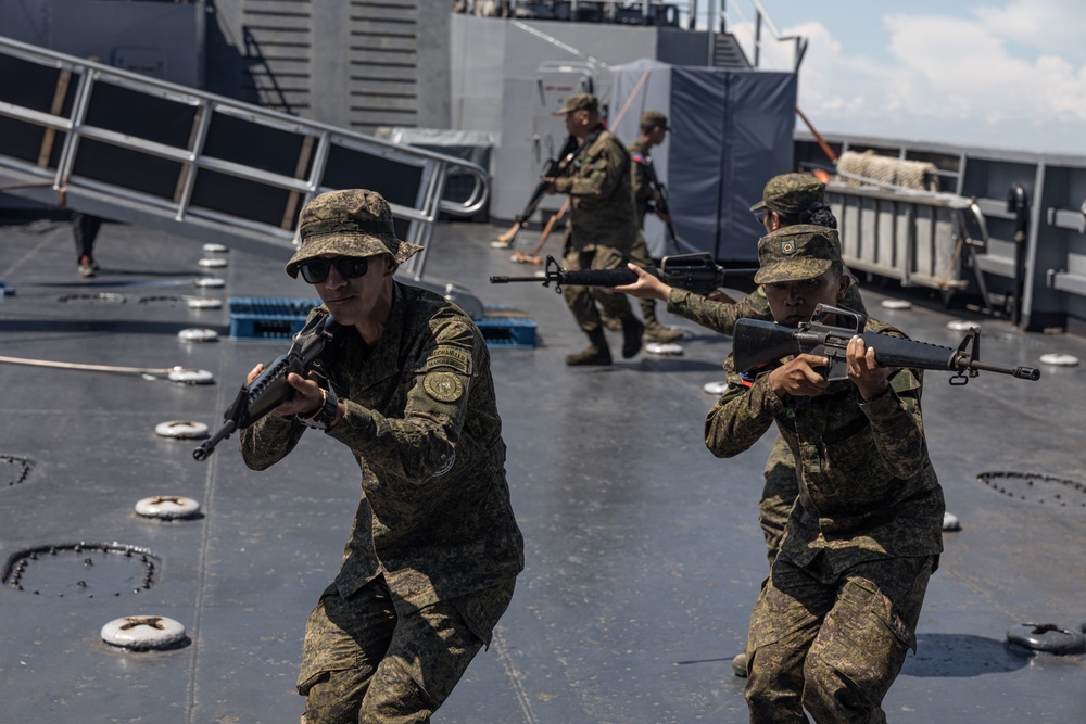 Philippines, U.S. conduct visit, search, board and seizure training