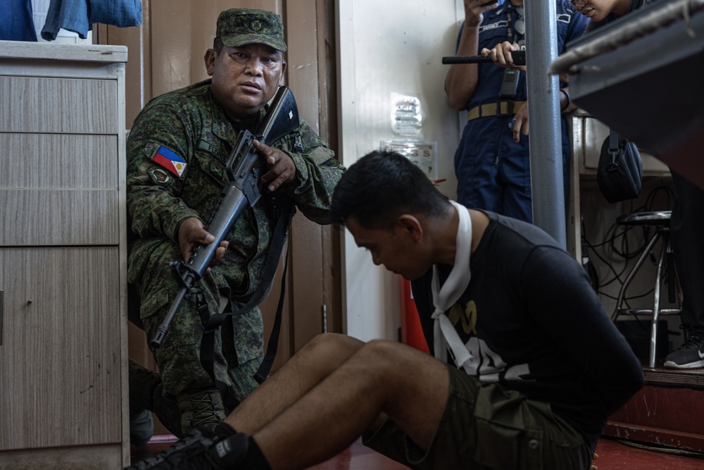 Philippines, U.S. conduct visit, search, board and seizure training