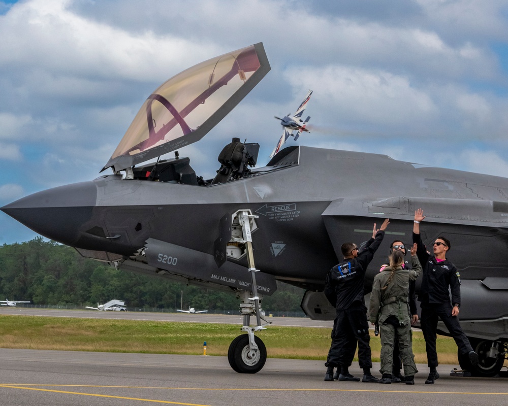 F-35 Demo Team performs at Jacksonville