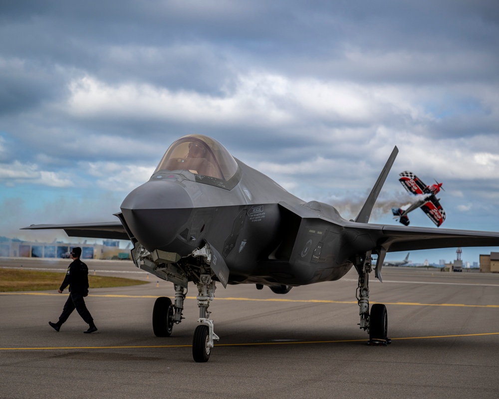 F-35 Demo Team performs at Jacksonville