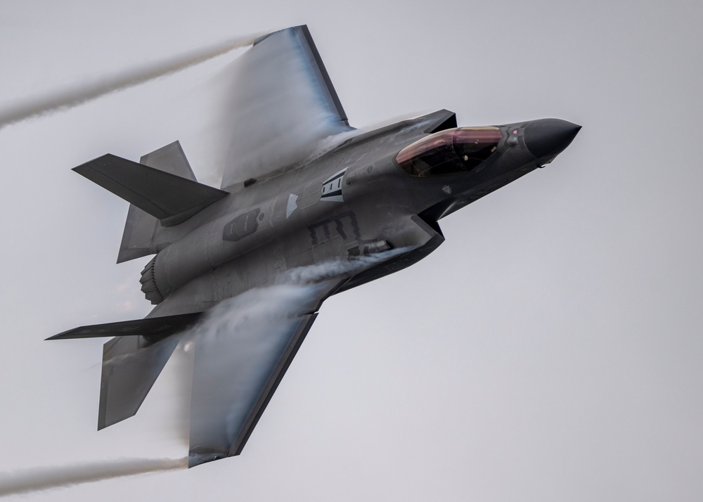 F-35 Demo Team performs at Jacksonville