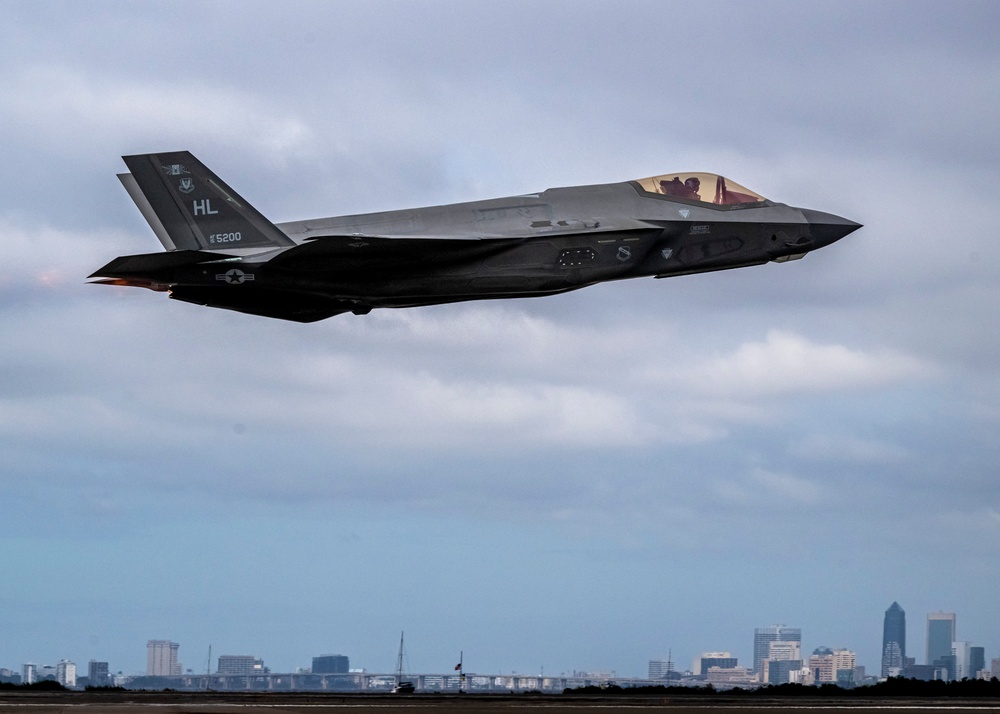 F-35 Demo Team performs at Jacksonville