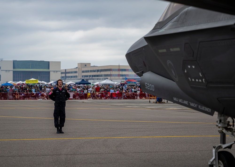 F-35 Demo Team performs at Jacksonville