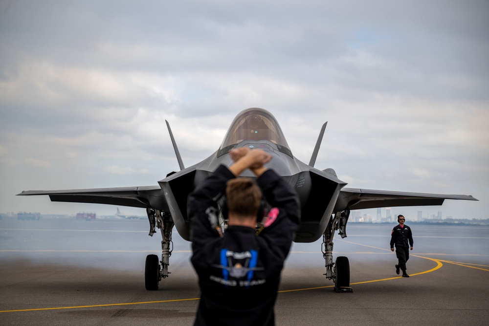 F-35 Demo Team performs at Jacksonville