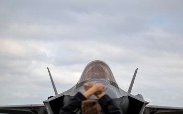 F-35 Demo Team performs at Jacksonville