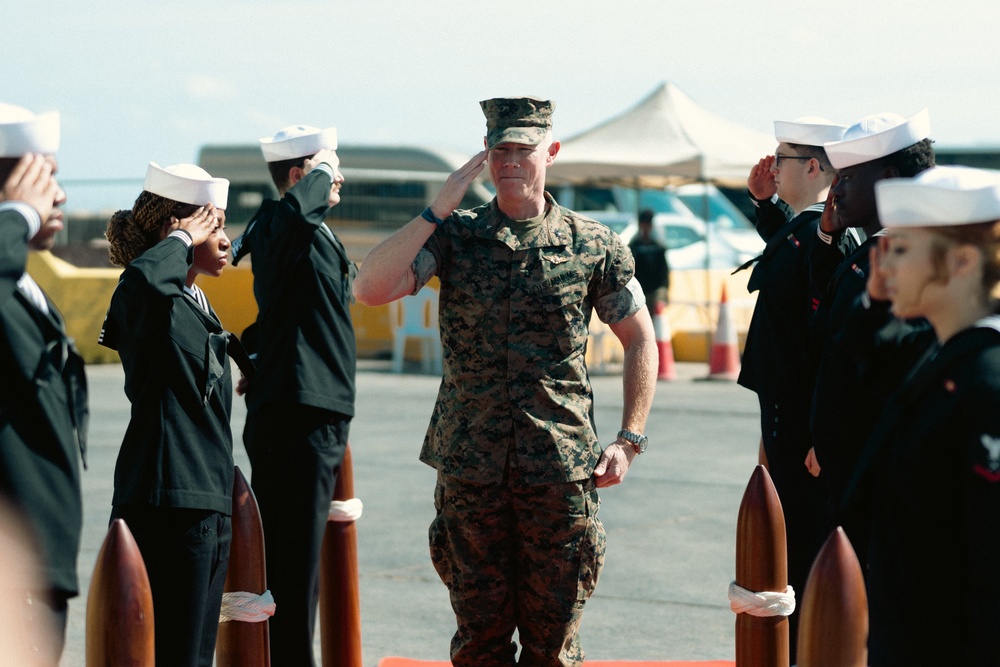 Task Force 61/2 command visits the USS Oak Hill