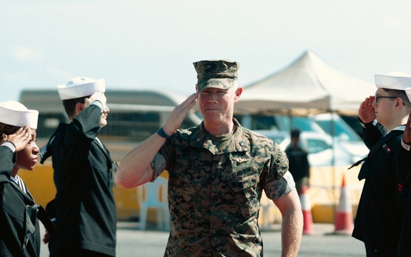 Task Force 61/2 command visits the USS Oak Hill