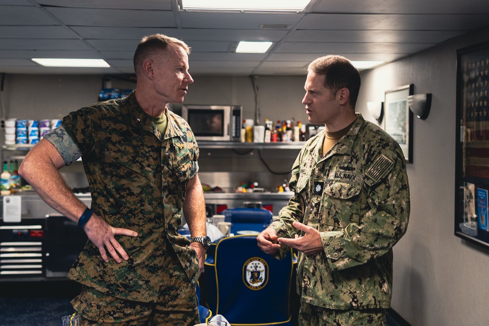 Task Force 61/2 command visits the USS Oak Hill