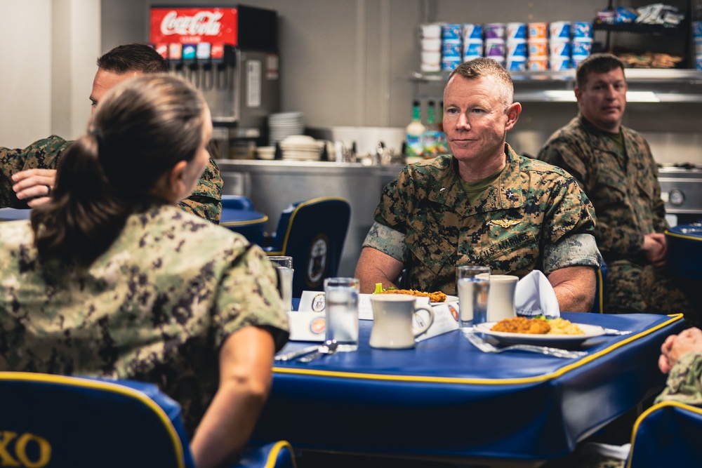 Task Force 61/2 command visits the USS Oak Hill