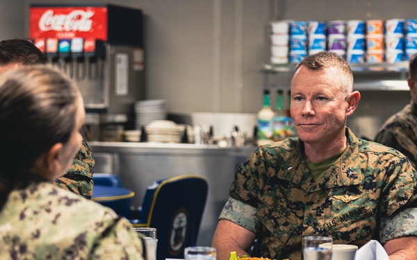 Task Force 61/2 command visits the USS Oak Hill