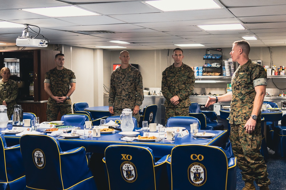 Task Force 61/2 command visits the USS Oak Hill