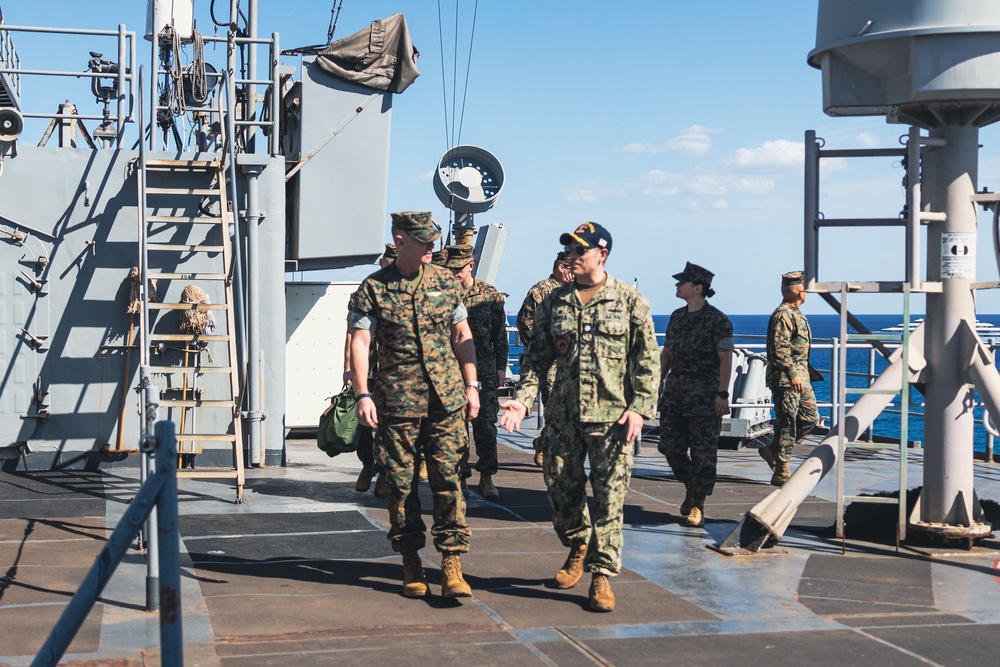 Task Force 61/2 command visits the USS Oak Hill