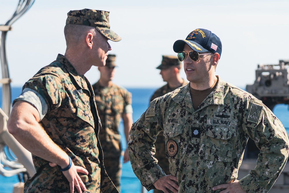 Task Force 61/2 command visits the USS Oak Hill