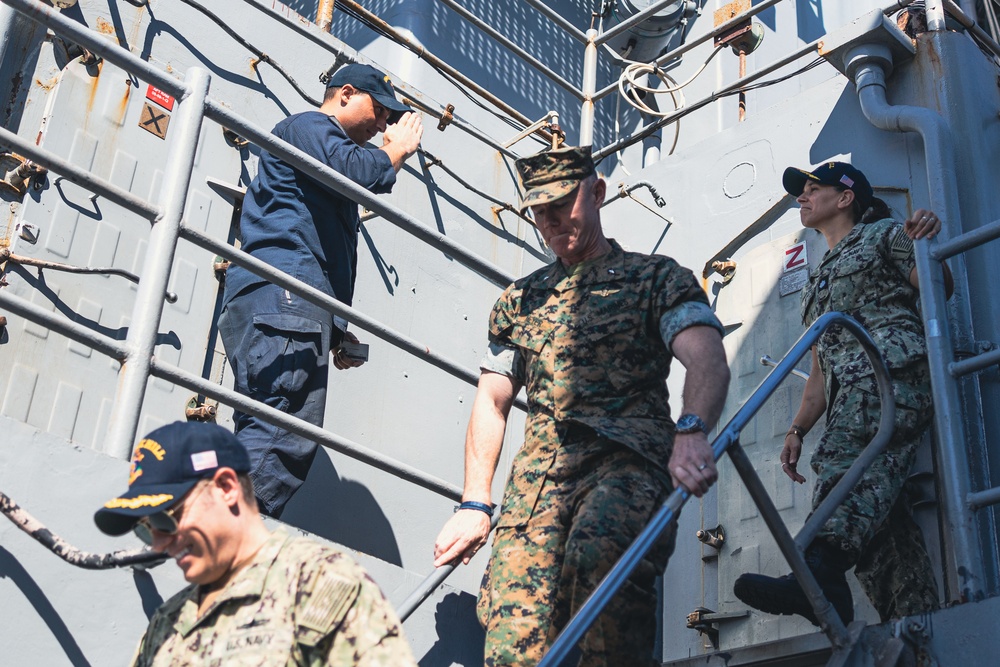 Task Force 61/2 command visits the USS Oak Hill