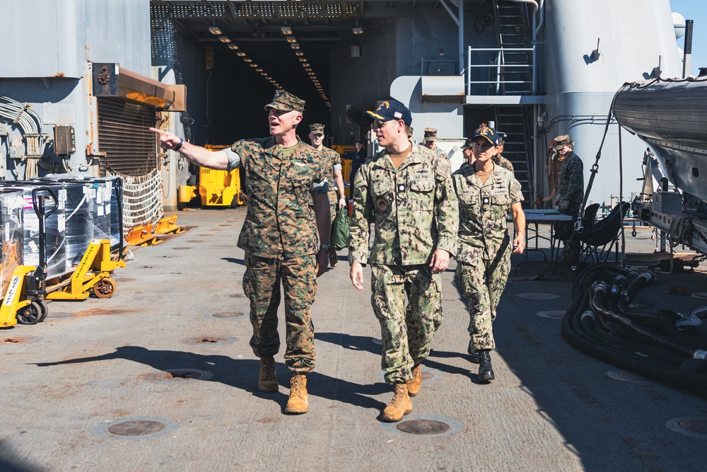 Task Force 61/2 command visits the USS Oak Hill