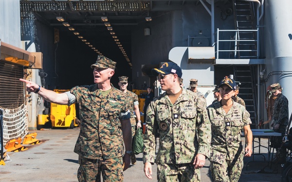 Task Force 61/2 command visits the USS Oak Hill