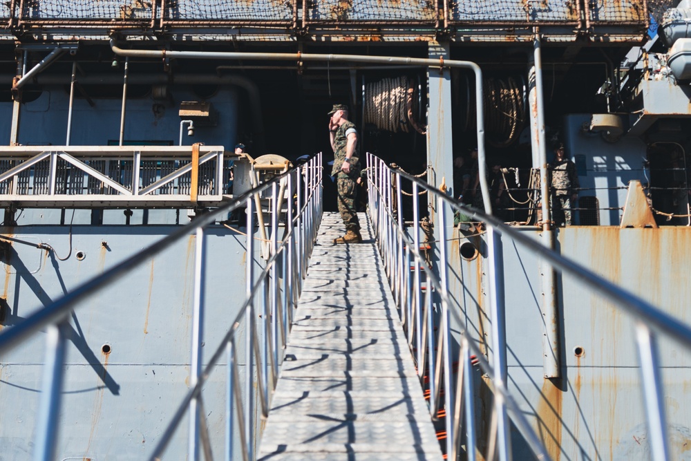 Task Force 61/2 command visits the USS Oak Hill