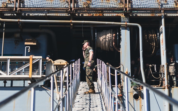 Task Force 61/2 command visits the USS Oak Hill