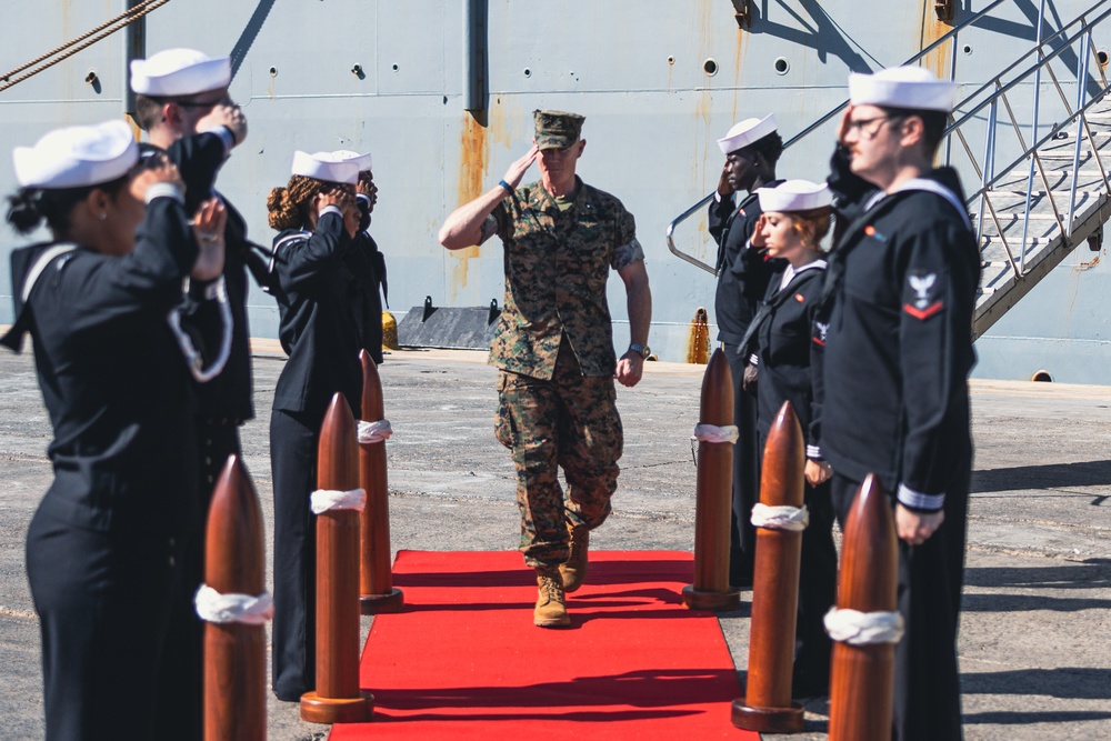 Task Force 61/2 command visits the USS Oak Hill