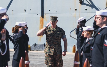 Task Force 61/2 command visits the USS Oak Hill