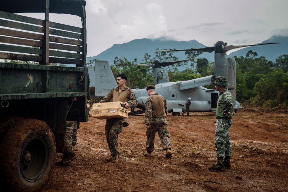 KAMANDAG 8: 15th MEU, Philippine Marines Offload Ammunition at Apurawan