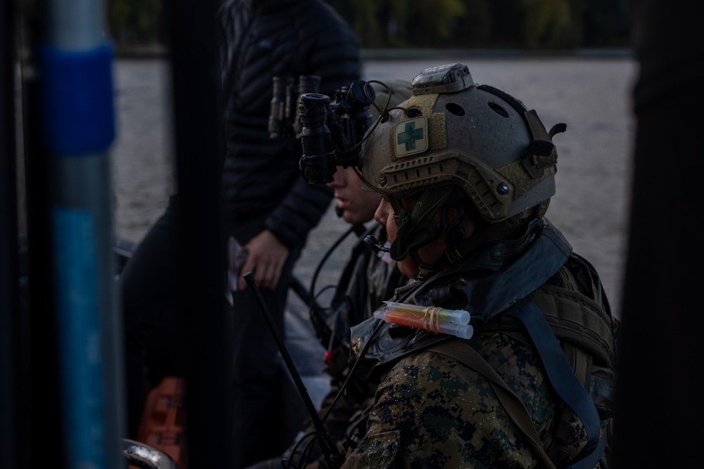 1st Recon Marines participate in helocasting exercise