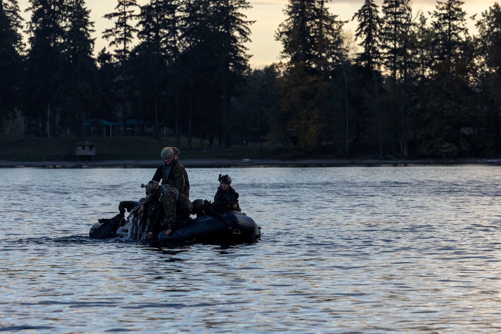 1st Recon Marines participate in helocasting exercise