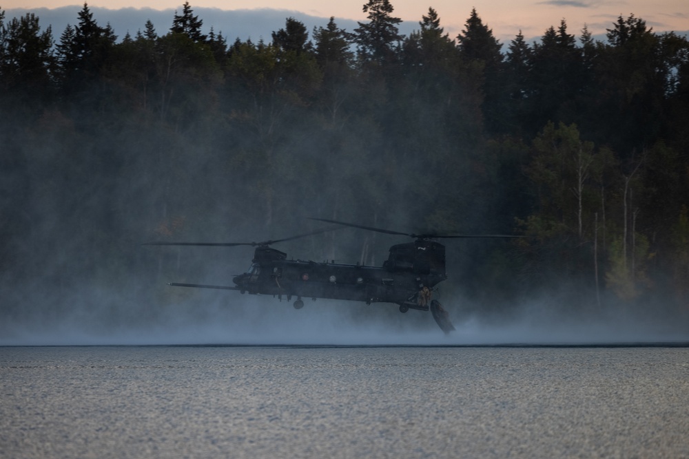 1st Recon Marines participate in helocasting exercise