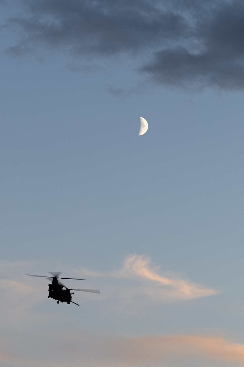 1st Recon Marines participate in helocasting exercise