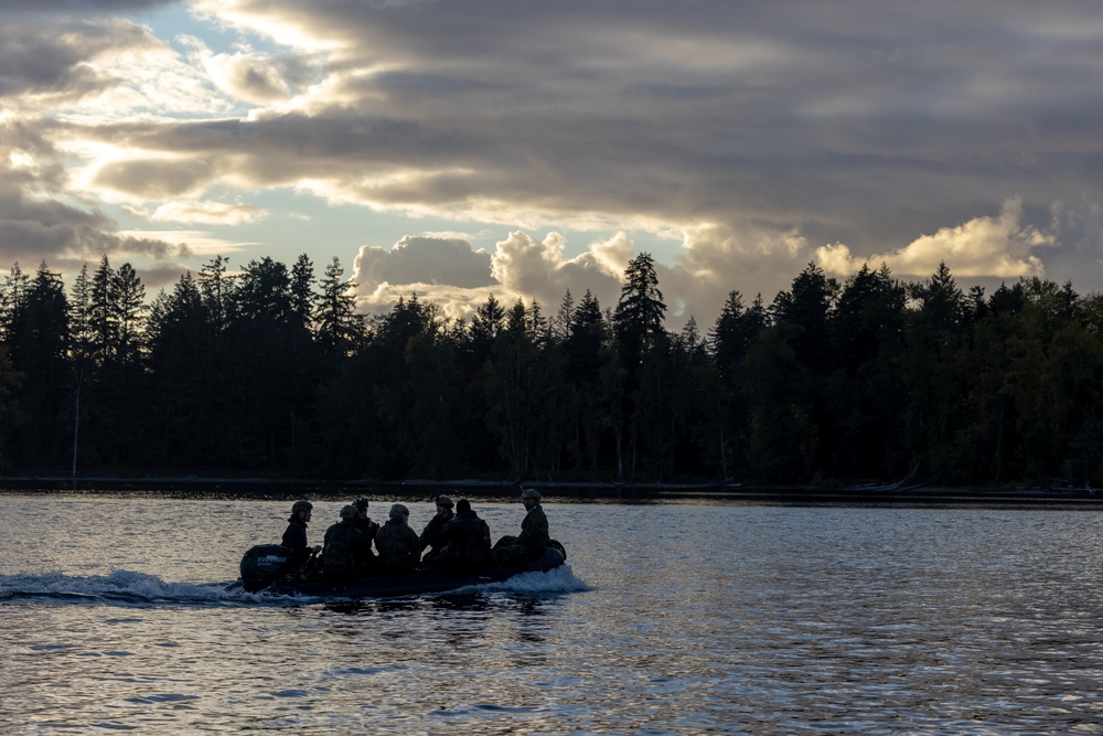 1st Recon Marines participate in helocasting exercise